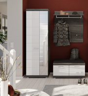 Moderner Flur mit Garderoben-Set bestehend aus einem weißen Schuhschrank mit Spiegel, einer Garderobenbank mit Sitzkissen und einem Garderobenpaneel mit Haken und Ablage. Perspektive: Frontalansicht.