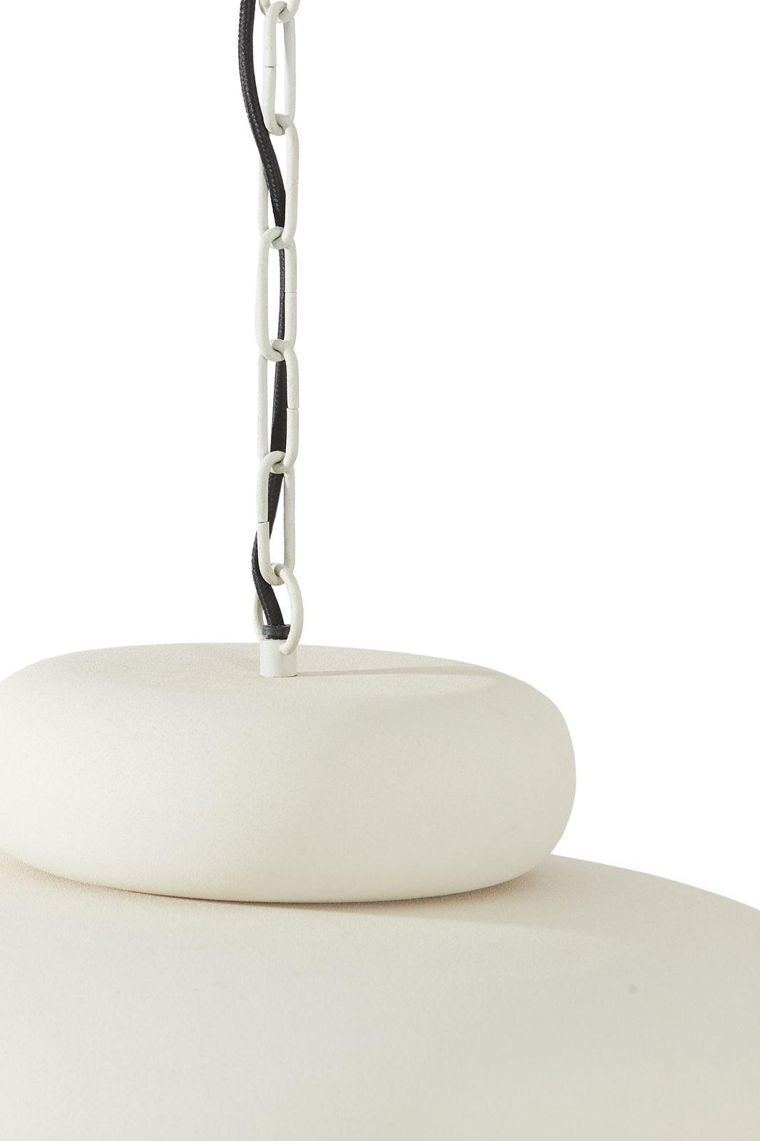 Nahaufnahme einer Hängeleuchte mit weißer Kette und schwarzem Kabel, von oben betrachtet.