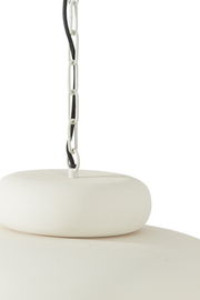 Nahaufnahme einer Hängeleuchte mit weißer Kette und schwarzem Kabel, von oben betrachtet.