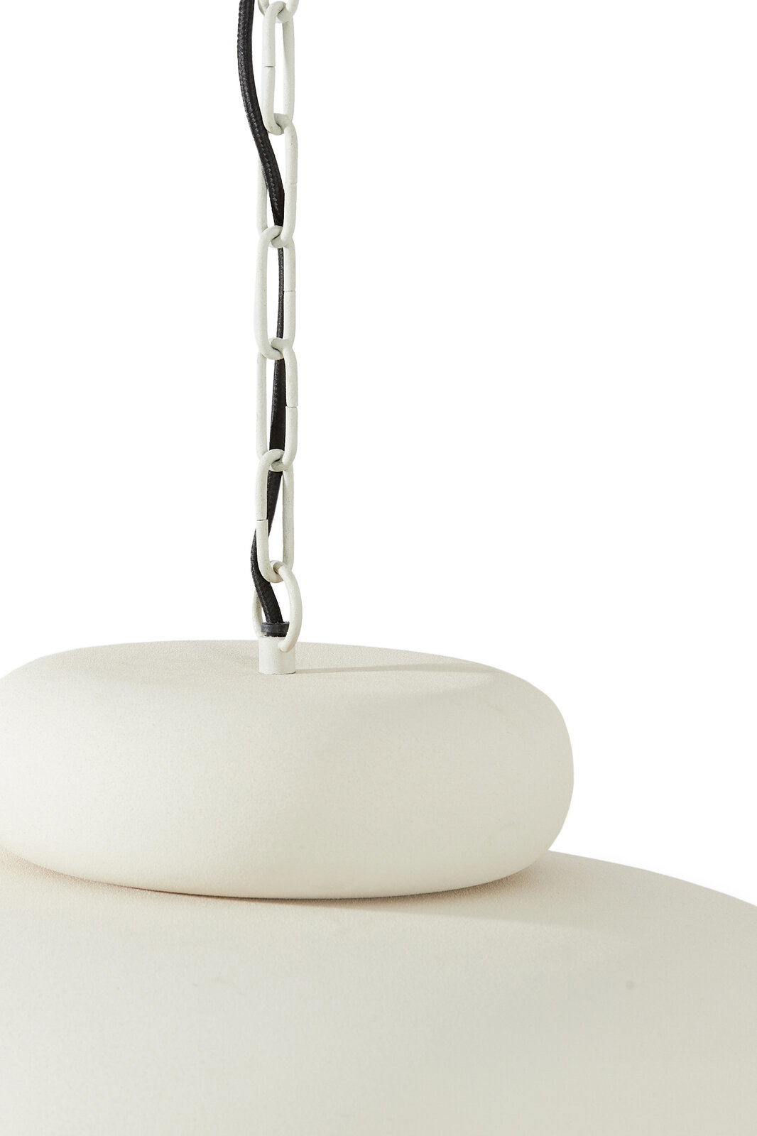 Nahaufnahme einer Hängeleuchte mit weißer Kette und schwarzem Kabel, von oben betrachtet.