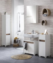 Moderner Hochschrank in einem stilvollen Badezimmer, frontal betrachtet, mit weißem Finish und Holzakzenten.