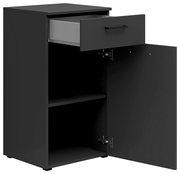 Schwarze Kommode mit einer offenen Schublade und einer offenen Tür, die zwei Regalfächer zeigt, Perspektive von vorne