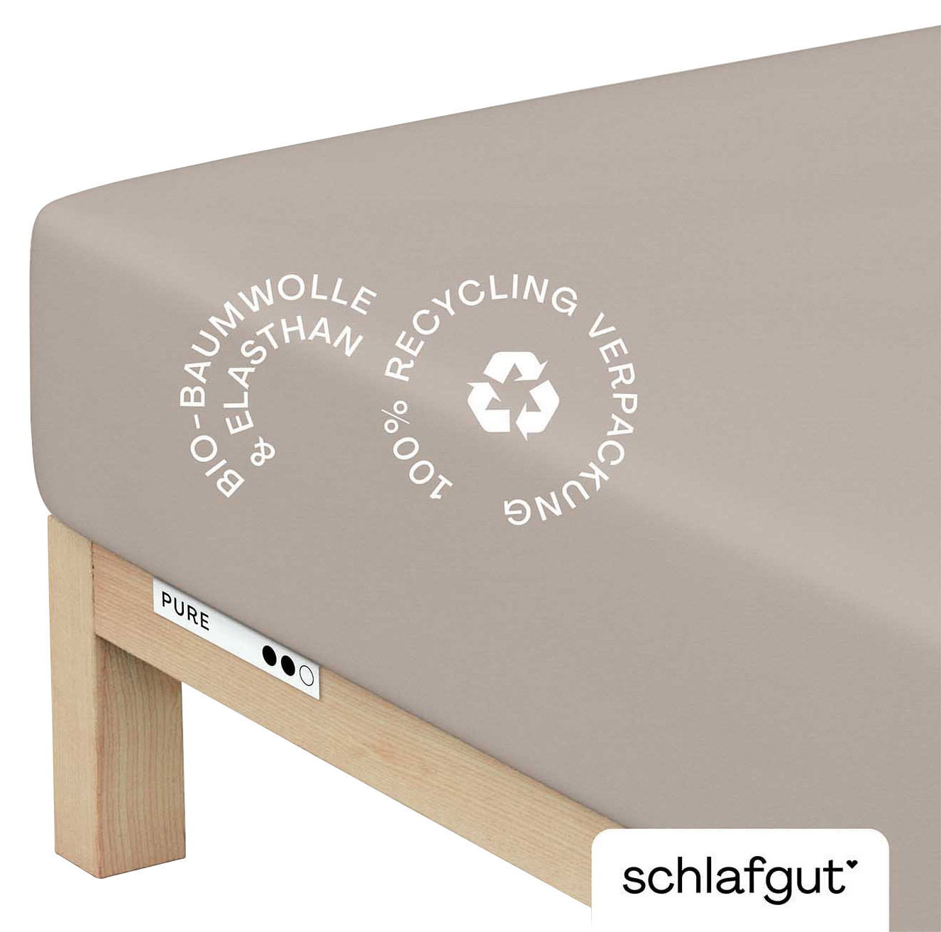 schlafgut Spannbettlaken L 496 Pure Spannbettlaken aus Bio-Baumwolle und Elasthan in Beige, auf einer Matratze von schräg oben fotografiert, mit Hinweis auf 100% Recycling-Verpackung.