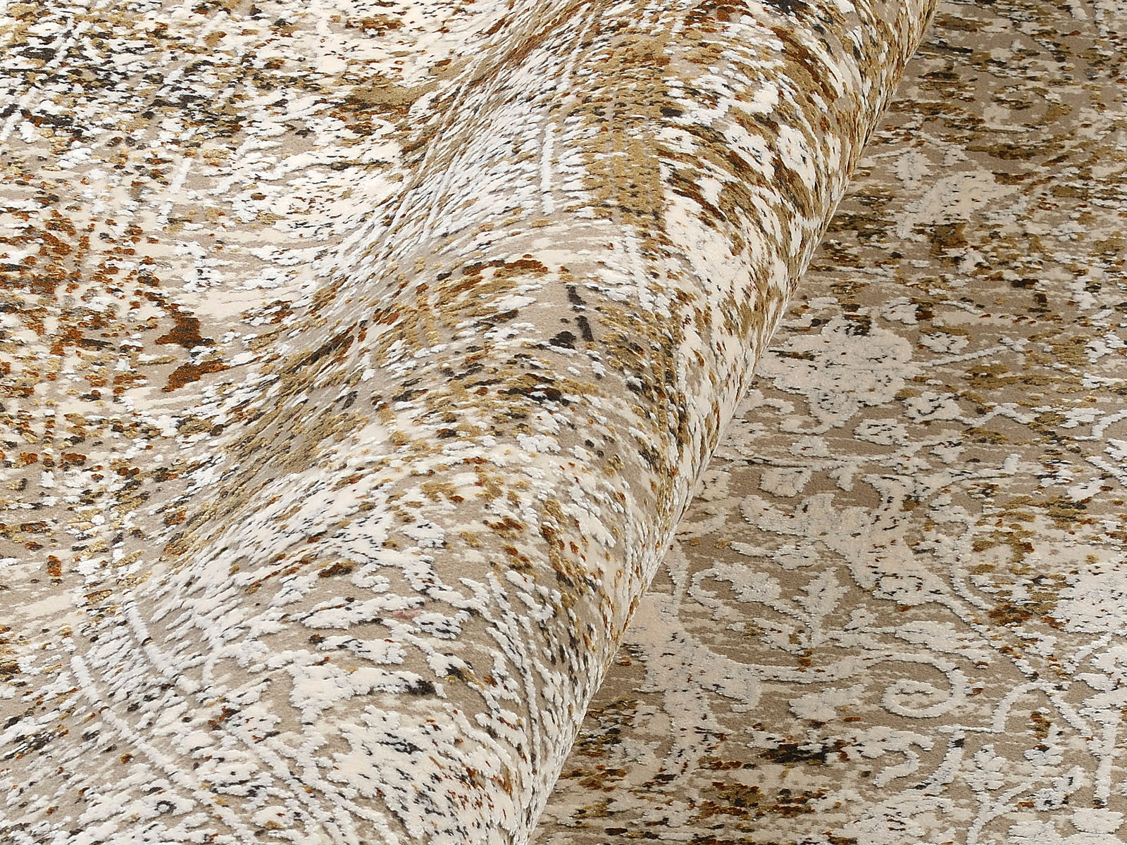 Nahaufnahme eines Designer-Teppichs mit abstraktem Muster in Beige- und Brauntönen, perspektivisch von der Seite aufgenommen.