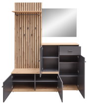 Compacte garderobekast met houten en metalen elementen, bestaande uit een hoog paneel met haken en een legplank, een grote spiegel, meerdere kasten en lades. Vooraanzicht.