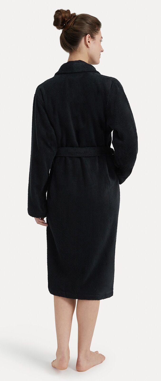 Rückansicht eines schwarzen Bademantels mit Schalkragen, getragen von einer Person mit hochgestecktem Haar.