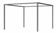 Metallrahmen einer Pergola von schräg unten betrachtet