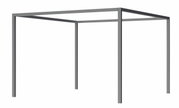 Metallrahmen einer Pergola von schräg unten betrachtet