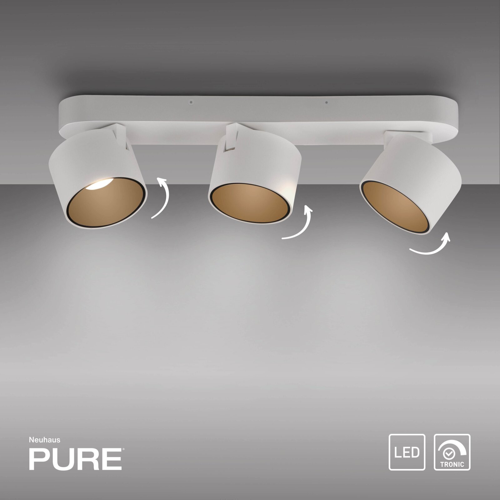 Dreifacher LED-Spot in modernem Design, Deckenmontage, mit schwenkbaren Leuchten, seitliche Perspektive.