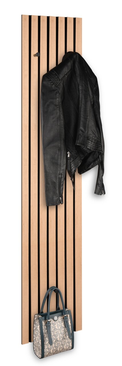 Schmale Wandgarderobe aus Holz mit vertikalen Streifen, darauf hängt eine schwarze Lederjacke und eine gemusterte Handtasche. Frontalansicht.