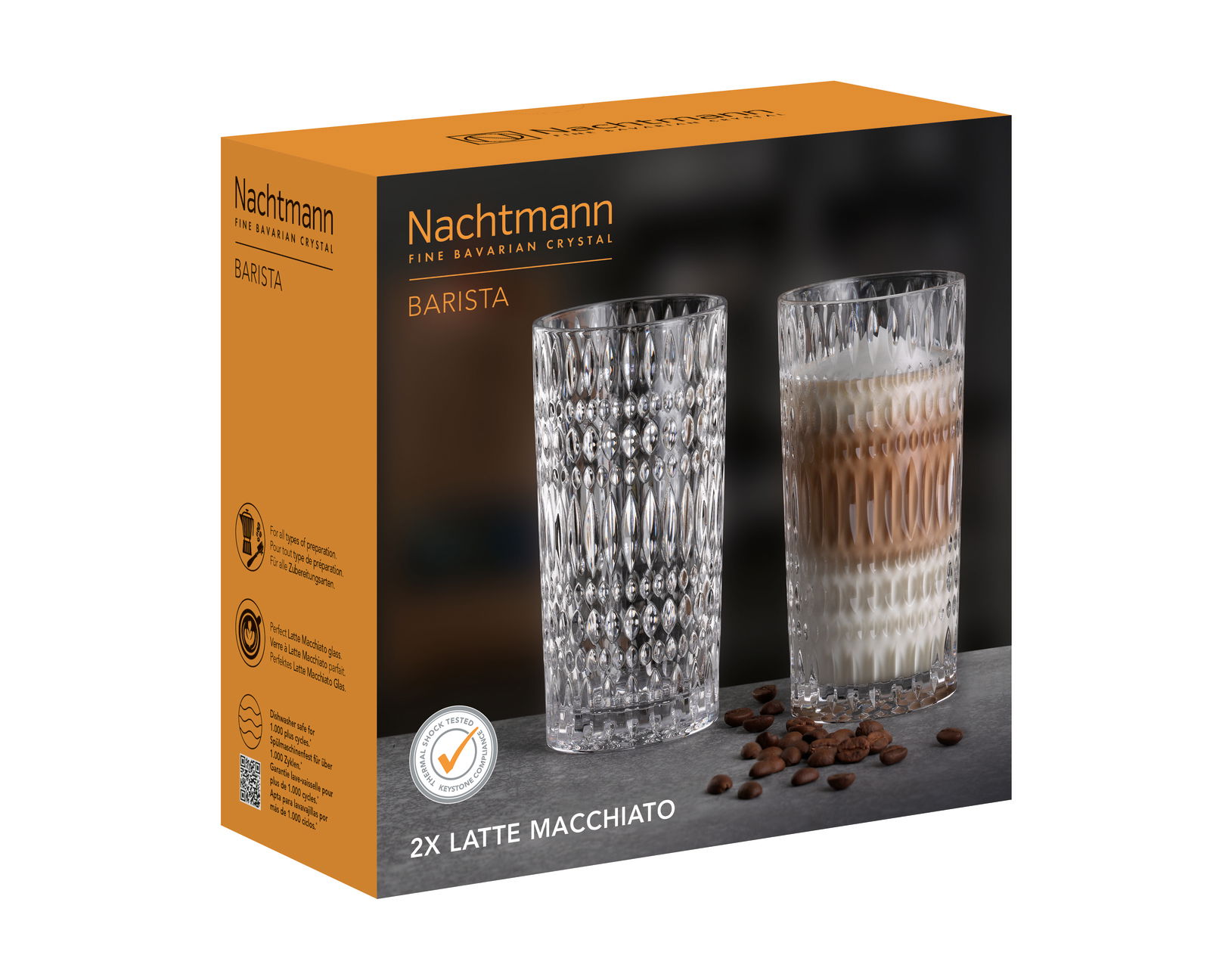 Verpackung mit zwei Latte Macchiato Gläsern von Nachtmann, frontal abgebildet, eines leer und eines mit Latte Macchiato gefüllt, umgeben von Kaffeebohnen.