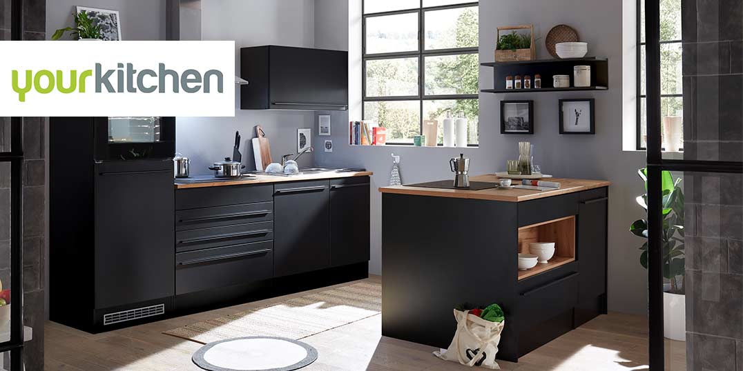 Eine moderne Küche mit dunklen Schränken, Holzarbeitsplatten, Kochinsel und großen Fenstern.