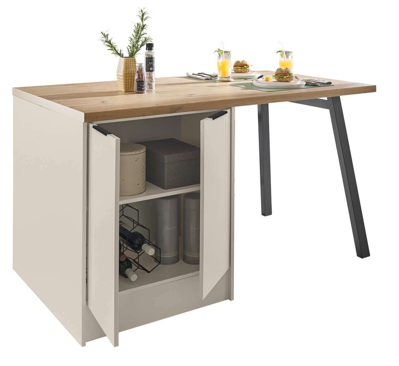 Uitschuifbare eettafel met geïntegreerde kastbasis in wit, tafelblad in houtlook en zwarte metalen poten, kastdeuren open met opbergruimte en wijnrek, in schuin vooraanzicht.