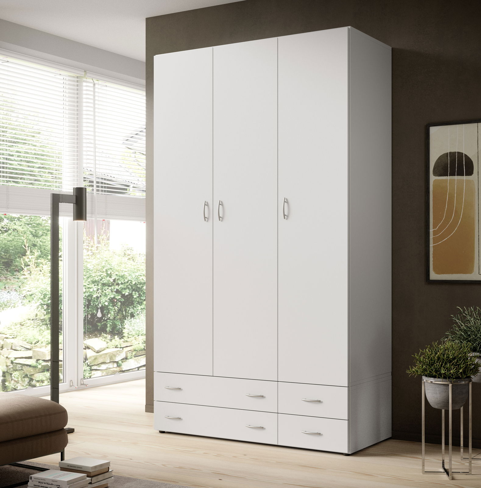 Weißer dreitüriger Drehtürenschrank mit vier Schubladen, in einem modernen Wohnzimmer mit großen Fenstern und Pflanzen, seitliche Perspektive.