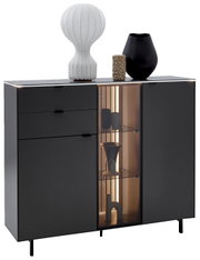 Frontansicht des Dieter Knoll Highboards RIANI in dunklem Design mit zwei Schubladen, einer Glastür mit Beleuchtung und dekorativen Vasen auf der Oberseite.
