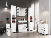 Modernes weißes Badmöbel-Set mit Waschbecken-Unterschrank, Spiegelschrank mit offenen Ablagen, zwei Hochschränken und Kommode in grauem Fliesenbad, frontal aus leichter Seitenperspektive aufgenommen