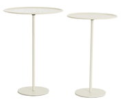 Zwei elegante, weiße Beistelltische mit runden Tischplatten und schlanken, hohen Beinen, seitliche Perspektive