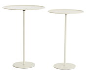 Zwei elegante, weiße Beistelltische mit runden Tischplatten und schlanken, hohen Beinen, seitliche Perspektive