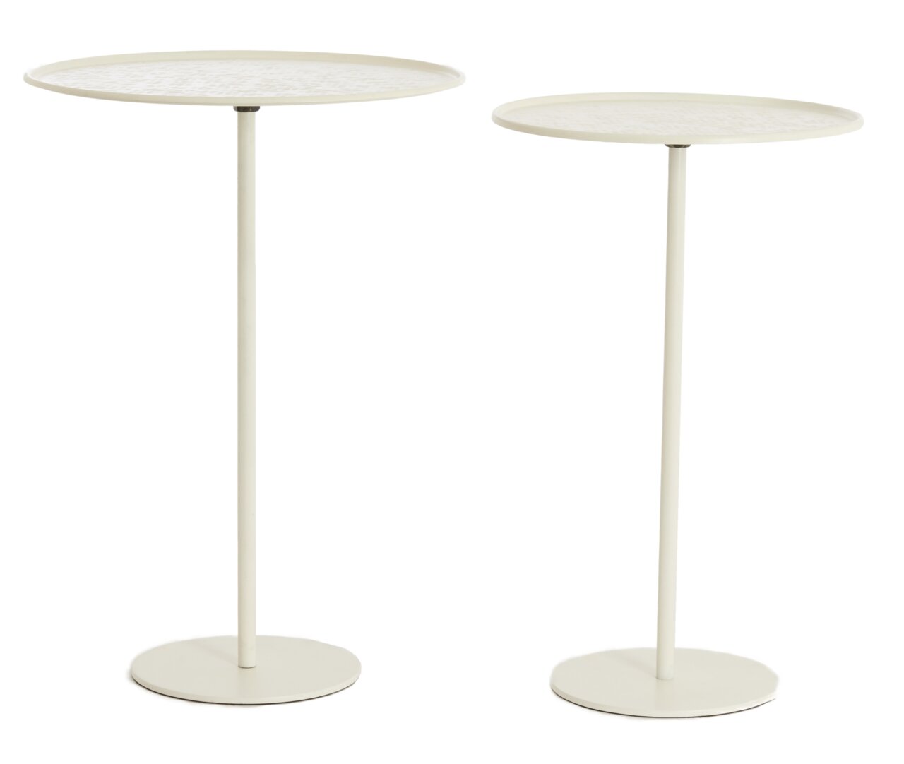 Zwei elegante, weiße Beistelltische mit runden Tischplatten und schlanken, hohen Beinen, seitliche Perspektive