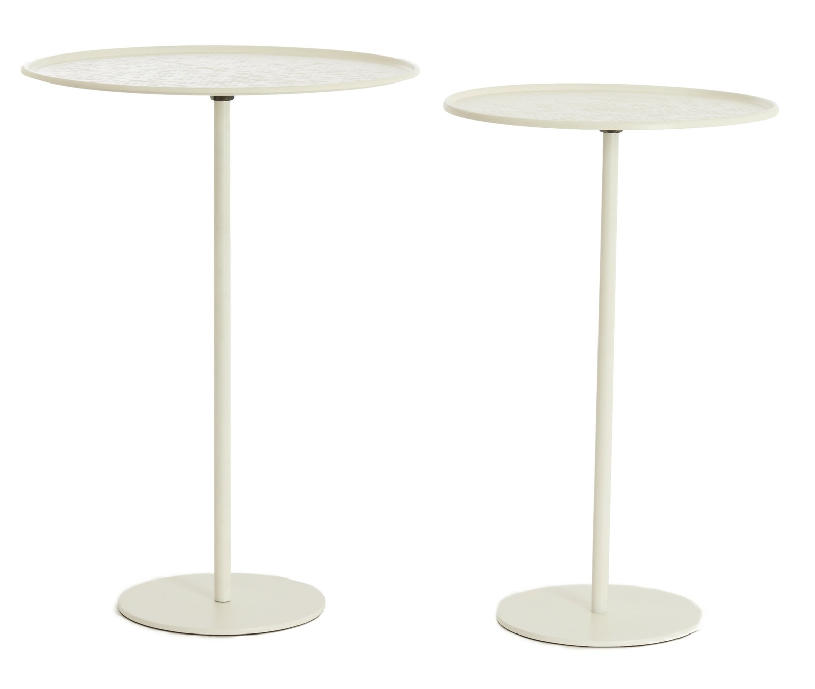 Zwei elegante, weiße Beistelltische mit runden Tischplatten und schlanken, hohen Beinen, seitliche Perspektive