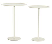 Zwei elegante, weiße Beistelltische mit runden Tischplatten und schlanken, hohen Beinen, seitliche Perspektive