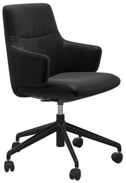 Schwarzer Drehstuhl mit Armlehnen und fünf Rollen, seitliche Perspektive