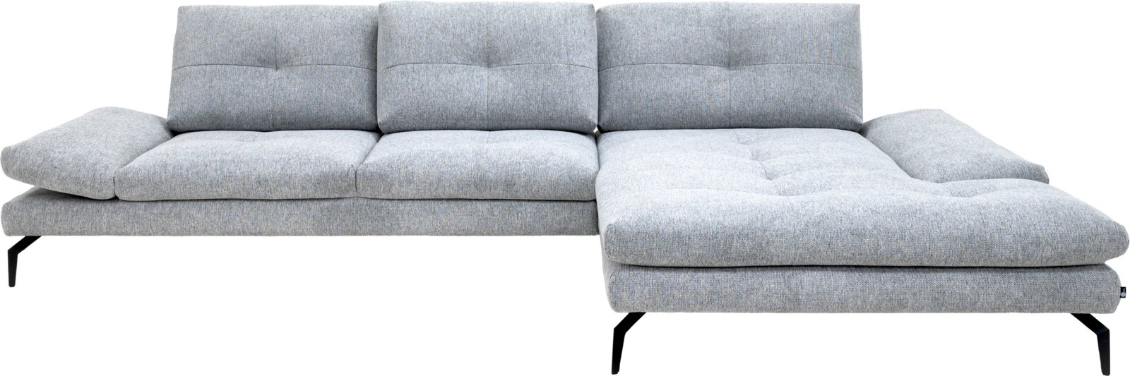 Hellgraues L-förmiges Ecksofa mit rechter Ottomane/Chaiselongue, gepolsterten Armlehnen, gesteppten Sitz- und Rückenkissen sowie schwarzen Metallfüßen, freigestellt vor weißem Hintergrund, Frontansicht.