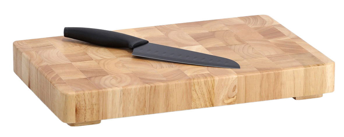 Massiver Hackblock aus Holz, 42x27cm, mit einem schwarzen Messer darauf, seitliche Perspektive.