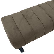 Nahaufnahme einer 2,5er-Sitzbank in braunem Stoff mit gestepptem Design, seitliche Perspektive