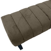 Nahaufnahme einer 2,5er-Sitzbank in braunem Stoff mit gestepptem Design, seitliche Perspektive