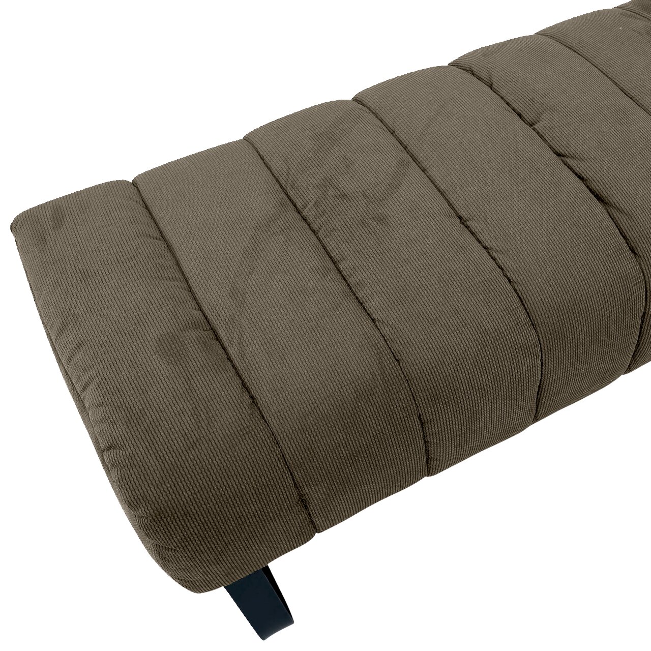 Nahaufnahme einer 2,5er-Sitzbank in braunem Stoff mit gestepptem Design, seitliche Perspektive