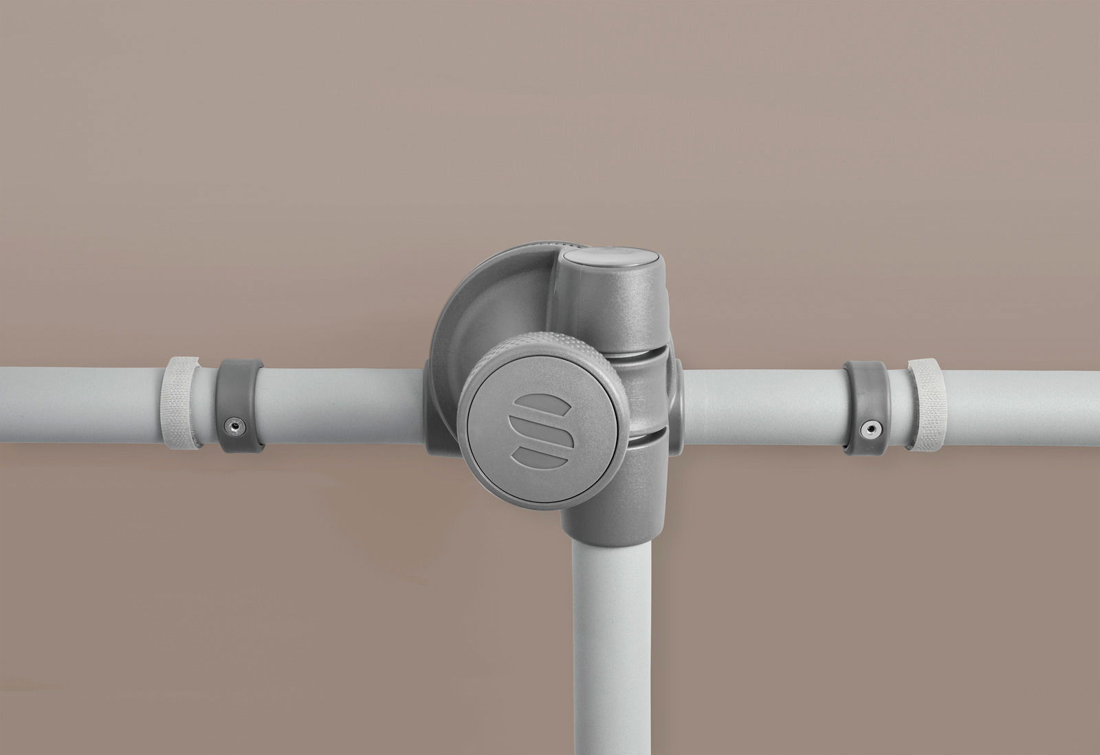 Nahaufnahme eines grauen Sonnenschirm-Gelenks mit seitlicher Perspektive