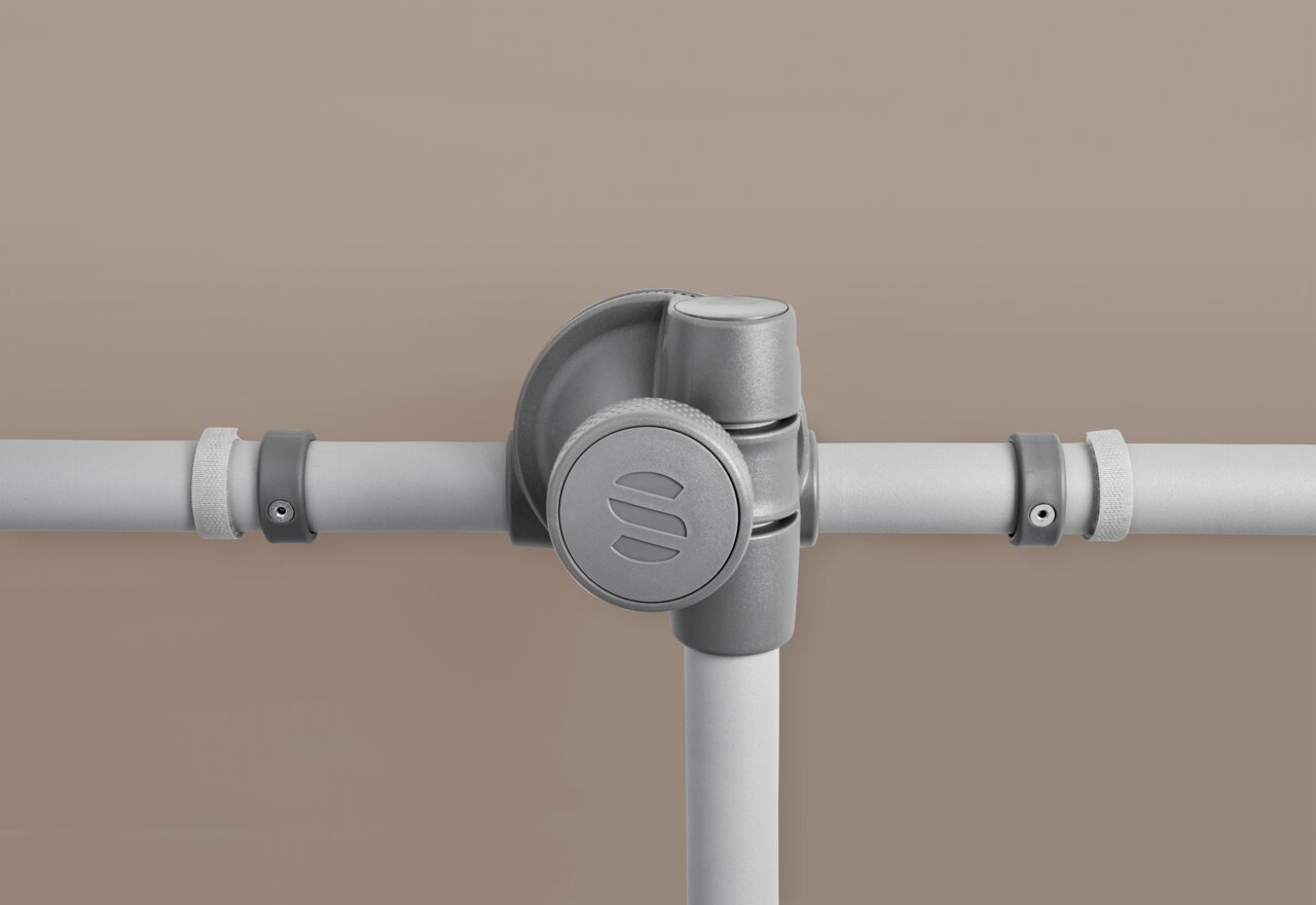 Nahaufnahme eines grauen Sonnenschirm-Gelenks mit seitlicher Perspektive