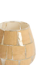 Nahaufnahme eines Teelichthalters mit holzähnlicher Mosaikstruktur, von oben betrachtet.