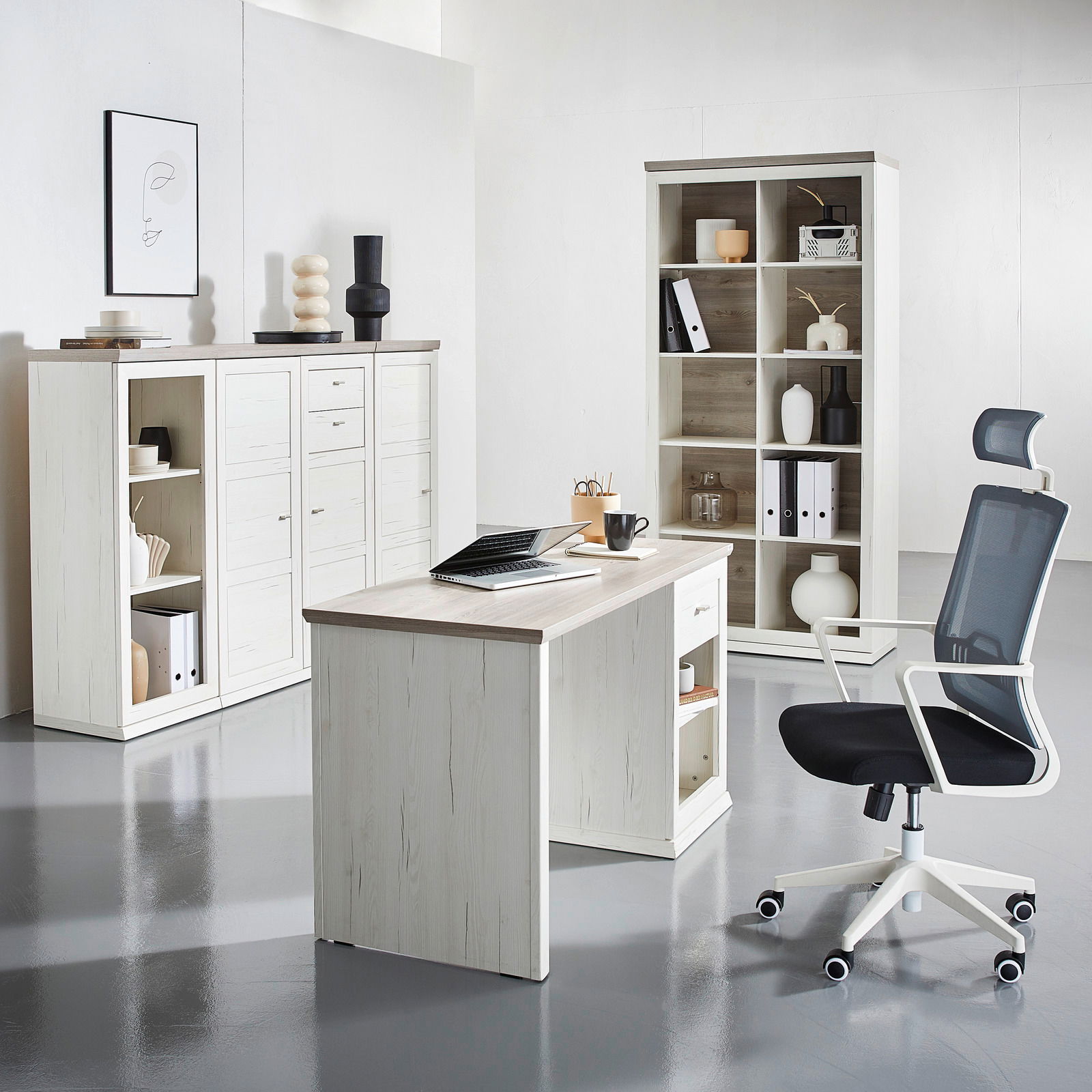 Moderner Schreibtisch in heller Holzoptik mit passendem Bürostuhl, Regalen und Schränken, seitliche Perspektive.