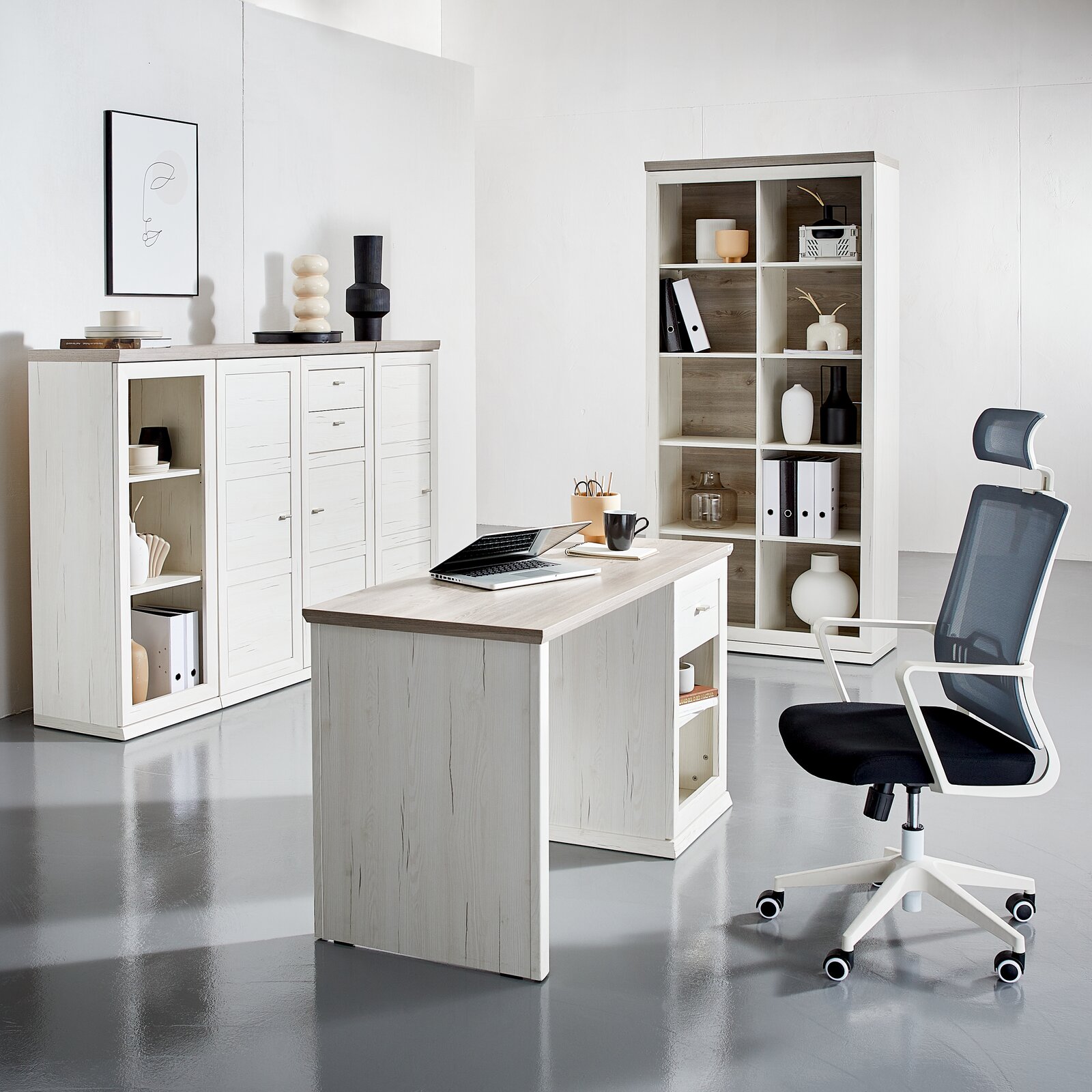 Moderner Schreibtisch in heller Holzoptik mit passendem Bürostuhl, Regalen und Schränken, seitliche Perspektive.