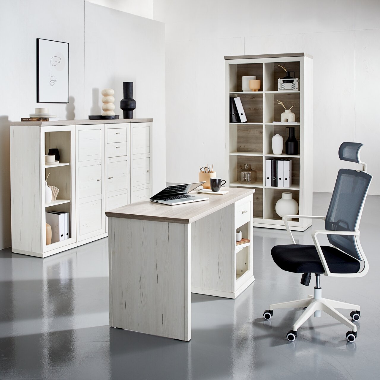 Moderner Schreibtisch in heller Holzoptik mit passendem Bürostuhl, Regalen und Schränken, seitliche Perspektive.