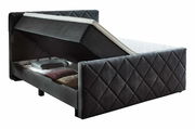 Boxspringbett mit hochgeklappter Matratze und Stauraum, seitliche Perspektive
