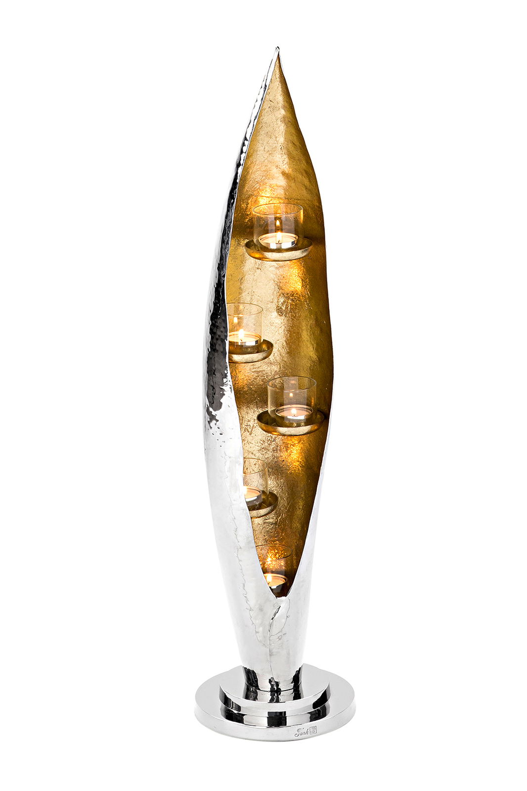 Eleganter, silberner Kerzenhalter mit goldener Innenverkleidung, der fünf Teelichter in einer vertikalen Anordnung hält. Die Perspektive zeigt den Kerzenhalter von vorne.