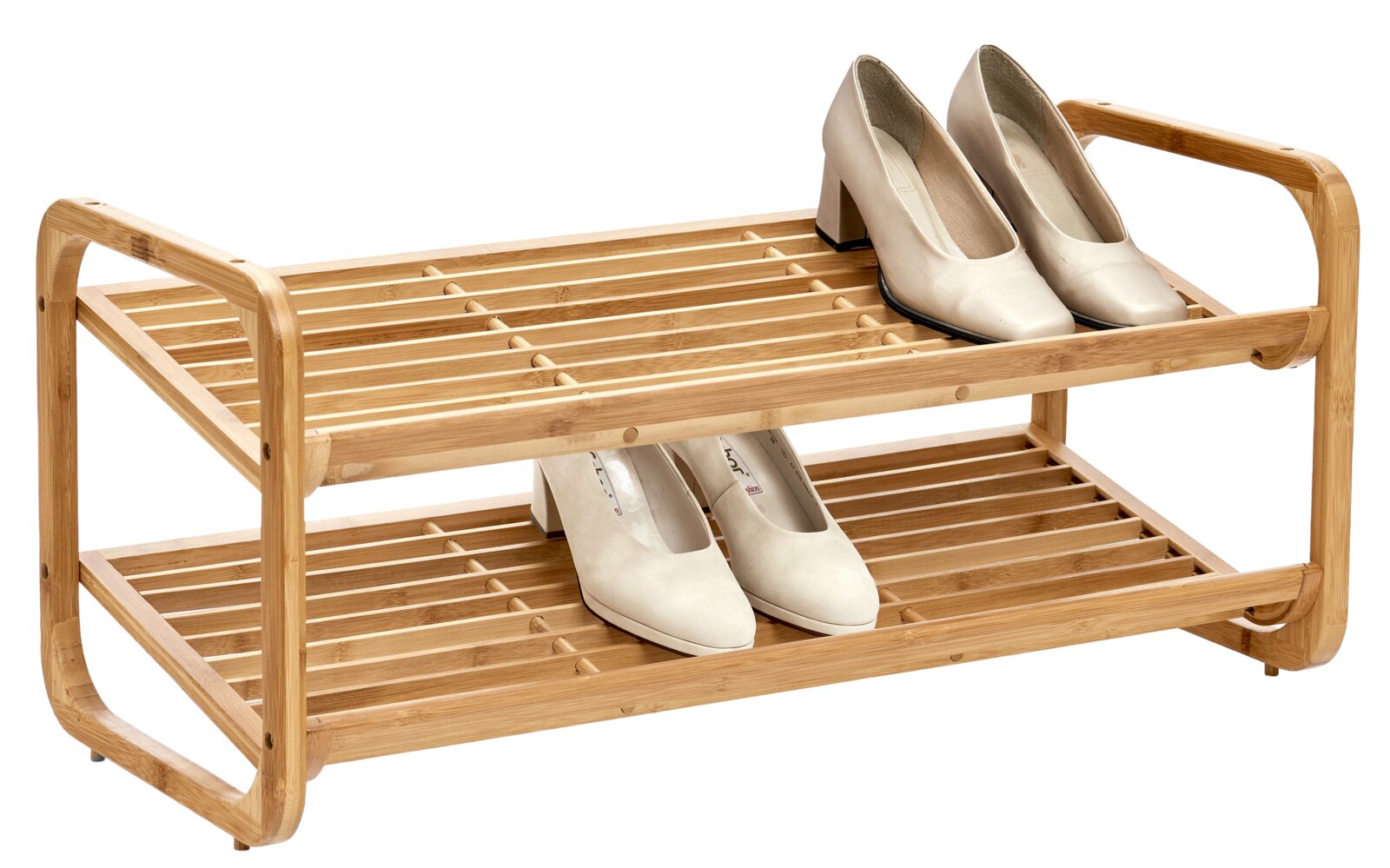 Schuhregal aus Holz mit zwei Ablagen, auf denen jeweils ein Paar beige Pumps steht, seitliche Perspektive