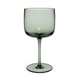 Grüner Weinkelch aus Glas, frontal fotografiert, mit elegantem Stiel und breitem Kelch.