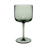 Grüner Weinkelch aus Glas, frontal fotografiert, mit elegantem Stiel und breitem Kelch.