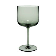 Groene glazen wijnkelk, van voren gefotografeerd, met een elegante steel en een brede kelk.