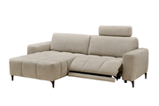 Beige Ecksofa mit verstellbarer Kopfstütze und ausziehbarem Fußteil, Perspektive von vorne links