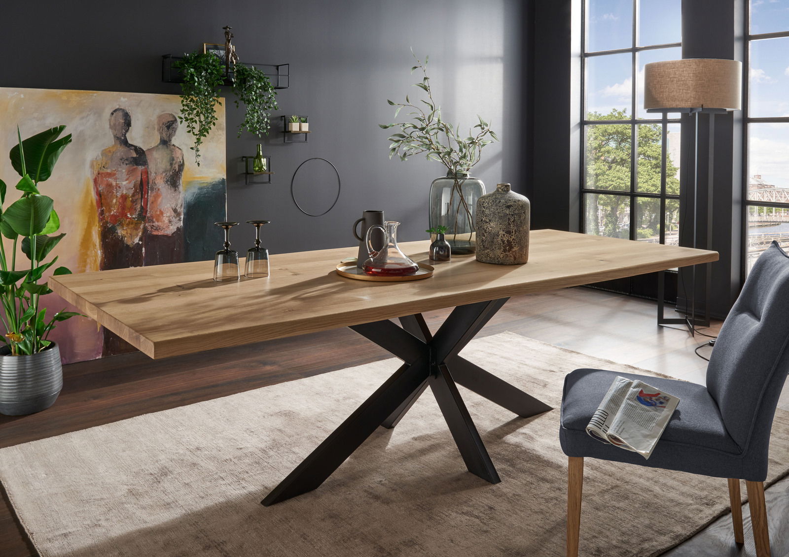 Linea Natura Esstisch 180x100 MATCH Moderner Esstisch mit Holzplatte und schwarzem Metallgestell in einem stilvoll eingerichteten Raum, seitliche Perspektive.