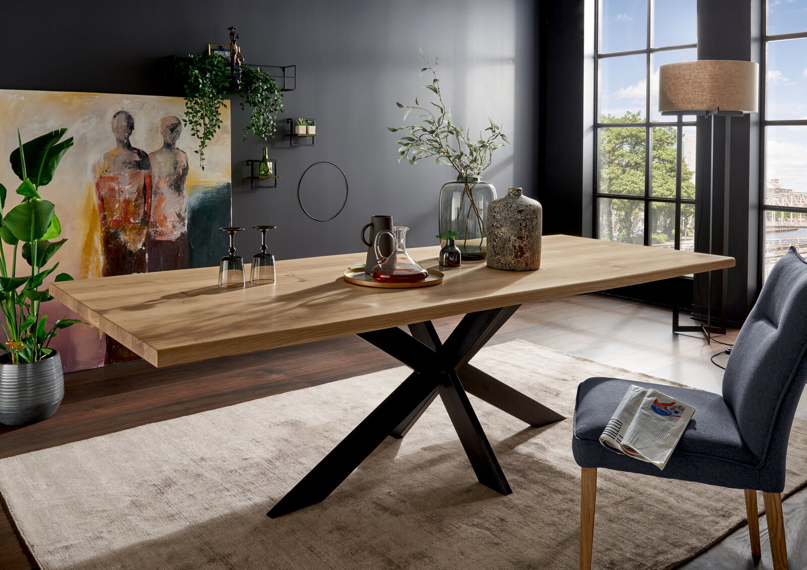 Linea Natura Esstisch 180x100 MATCH Moderner Esstisch mit Holzplatte und schwarzem Metallgestell in einem stilvoll eingerichteten Raum, seitliche Perspektive.