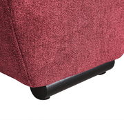 Nahaufnahme der unteren Ecke eines Big-Sofas in rotem Stoff mit schwarzem Fuß, seitliche Perspektive.