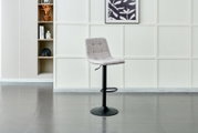 Moderner Barhocker mit gepolsterter Sitzfläche und schwarzem Metallfuß, seitliche Perspektive.