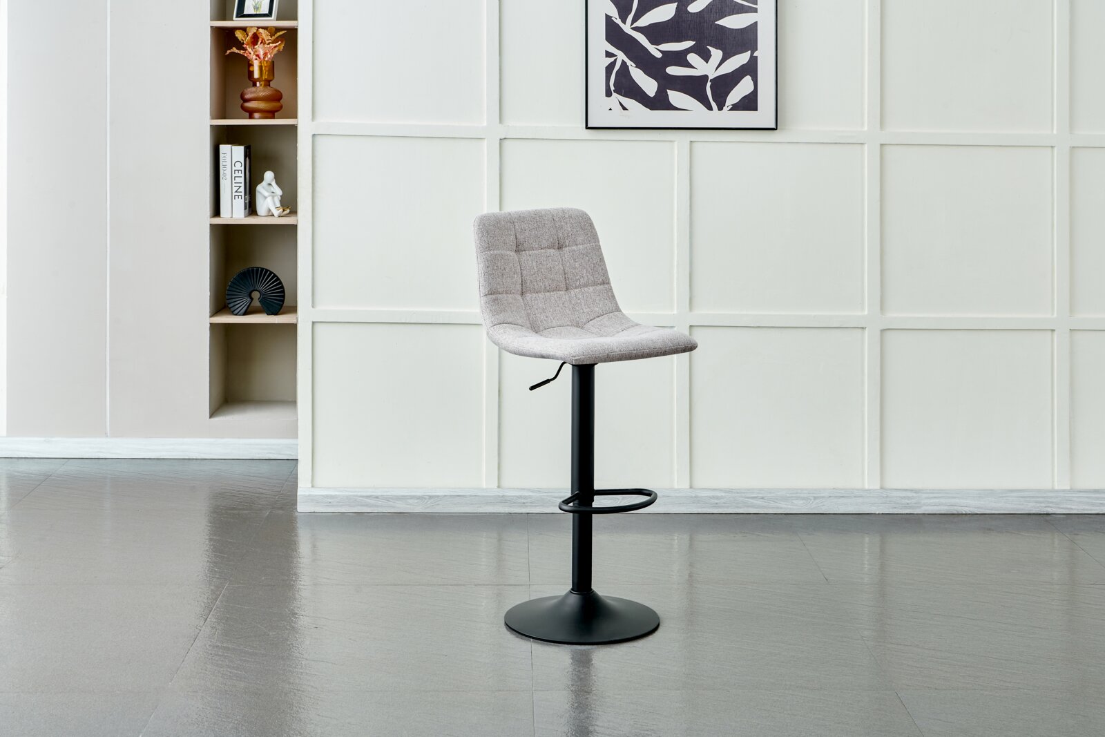 Moderner Barhocker mit gepolsterter Sitzfläche und schwarzem Metallfuß, seitliche Perspektive.
