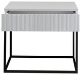 Moderne Nachtkommode mit geriffelter Schubladenfront und schwarzem Metallgestell, Frontalansicht